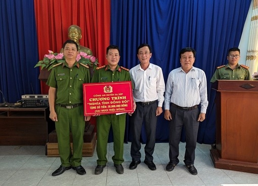 Công an huyện trao tiền hỗ trợ “Nghĩa tình đồng đội”